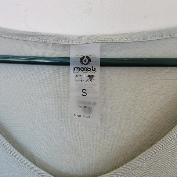 NWT MonoB sage green vneck lightweight top size S - Picture 4 of 5